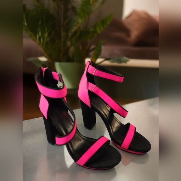 Wild Diva Lounge Womens Strappy Neon Pink 4" Block Heel Zipper Back Size 8 - Picture 1 of 12